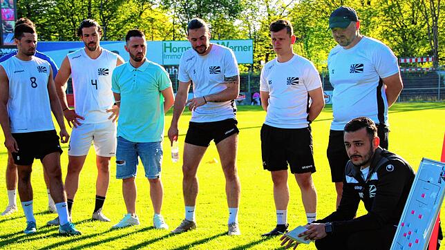 „Und so machen wir das jetzt.“ FC 08 Villingens Trainer Marcel Yahyaijan (rechts) erklärt den Spielern die nächste Übungsform.