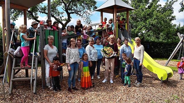Abschiedsfest im Freien mit Kollegen und Kindern des Kindergartens Birkendorf, Erzieherinnen von links: Ulrike Pöppel-Tröndle, Klara ...