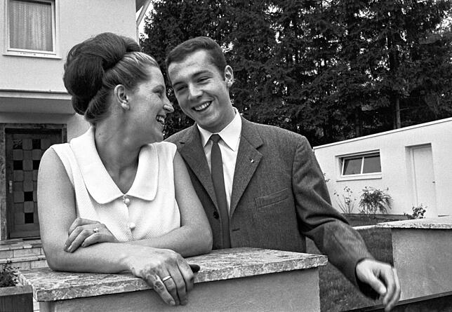 Privates Glück: Das damalige frischgebackene Ehepaar Brigitte und Franz Beckenbauer im September 1966 vor ihrem Haus in München-Solln.