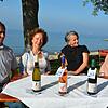 Vor der Haltnau, die derzeit noch saniert wird, werben die Verantwortlichen der Benefiz-Weinauktion für die Veranstaltung. Von links: ...