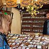 Nach langer Pause durften die Händler auf dem Krämermarkt wieder ihre Ware anbieten. Hier berät Immanuel Hinz die Kundin Heike Bätzner ...