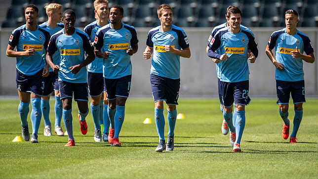 Im Training kann man schon mal die blauen Auswärtstrikots tragen, auch wenn weiß die Liebligngsfarbe bleibt. Die Spieler des neuen, von ...