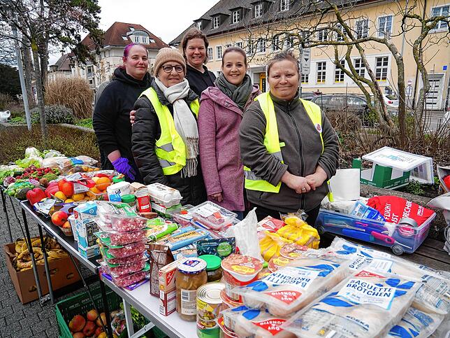 Vereinsmitglieder und Helfer verteilen jeden Samstag Essen auf dem Bahnhofsplatz.