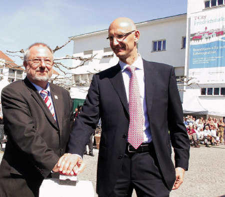 Mit einem symbolischen Knopfdruck nahmen Oberbürgermeister Josef Büchelmeier (links) und Telekom-Vorstand Timotheus Höttges (rechts) die ...