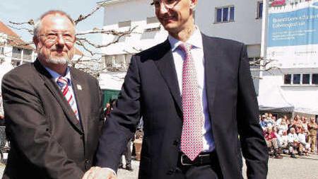 Mit einem symbolischen Knopfdruck nahmen Oberbürgermeister Josef Büchelmeier (links) und Telekom-Vorstand Timotheus Höttges (rechts) die ...