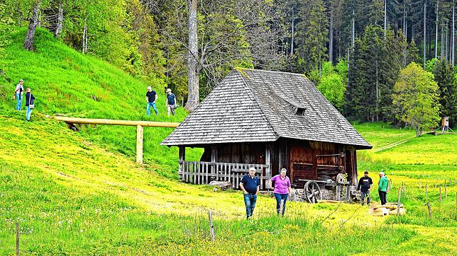 Idyllisch gelegen ist die rund 300 Jahre alte Mühle beim Hinterbauernhof. Am Mühlentag war sie wieder ein Magnet für viele Besucher aus ...