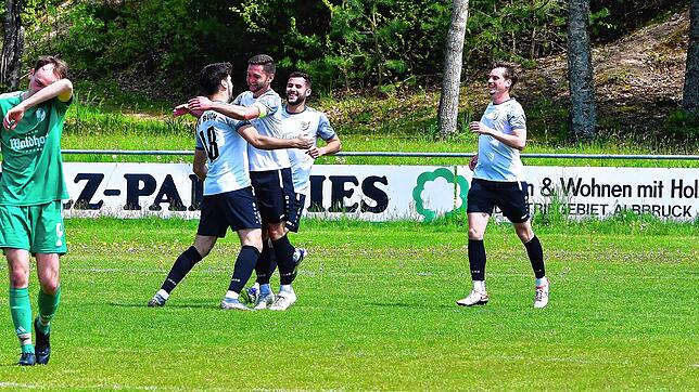 Bild : SV Buch besiegt SV Waldhaus im Derby mit 4:0 – und wir haben Fotos!