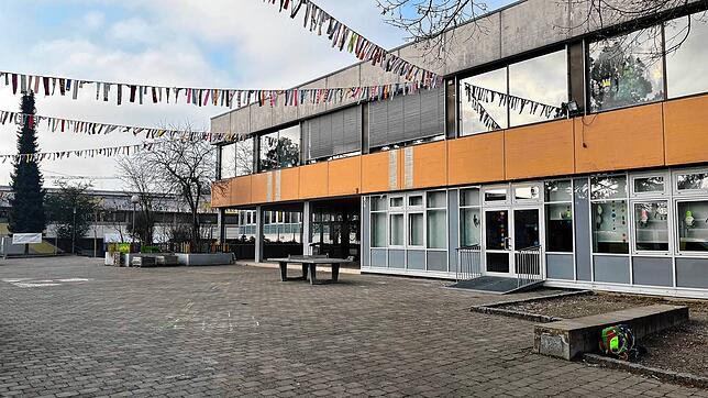 Hier auf dem Schulhof der Grundschule in Dettingen stand das Polizeifahrzeug, dessen Kennzeichen entwendet wurden.
