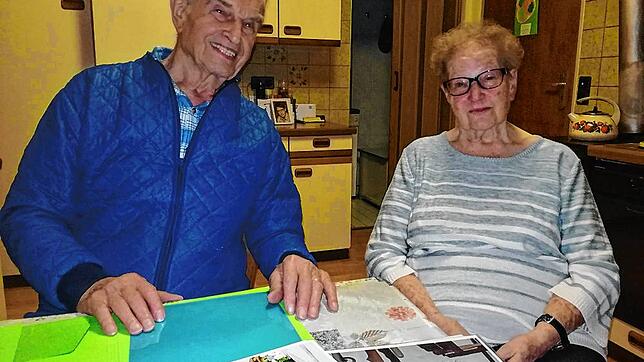 Ein gutes Team seit mehr als sechs Jahrzehnten: Während Oskar Rohr sammelt, staunt seine Frau Frieda mit Gelassenheit über diese ...