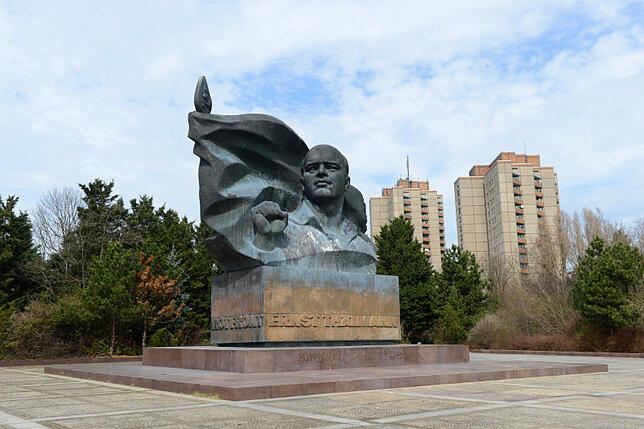 Spuren der Verherrlichung von Ernst Thälmann zu Zeiten der DDR finden sich bis heute – so wie das Ernst-Thälmann-Denkmal im Berliner ...