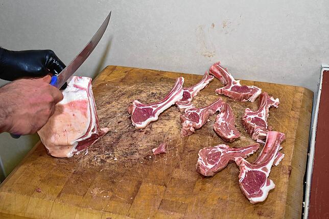 Lammkoteletts gehören auf jede orientalische Grillplatte.