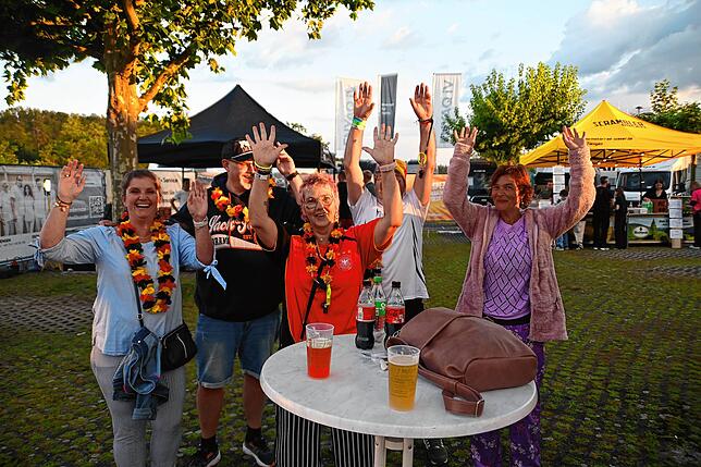 Bild 8: Deutschland – Schweiz: Die schönsten Bilder vom Public Viewing in Tiengen