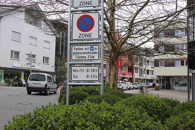 Das Schild am Kreisverkehr an der Sparkasse weist auf die Blaue Zone hin. Vielen Markdorfer Einzelhändlern ist diese Kennzeichnung nicht ...