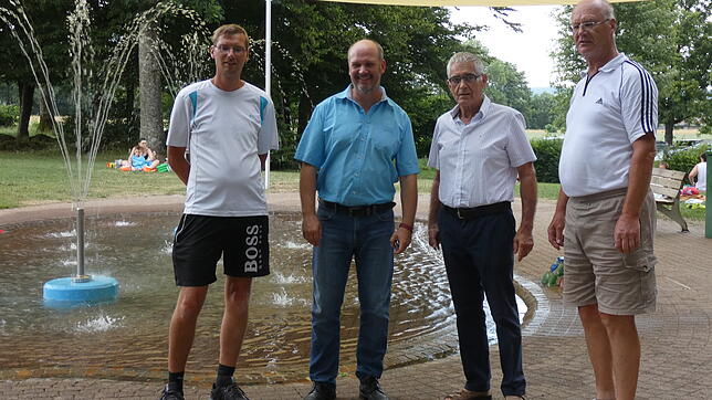 Das von der Bürgerstiftung Albbruck mit 1000 Euro mitfinanzierte Sonnensegel über dem Kleinkindbereich im Albbrucker Schwimmbad leistet ...