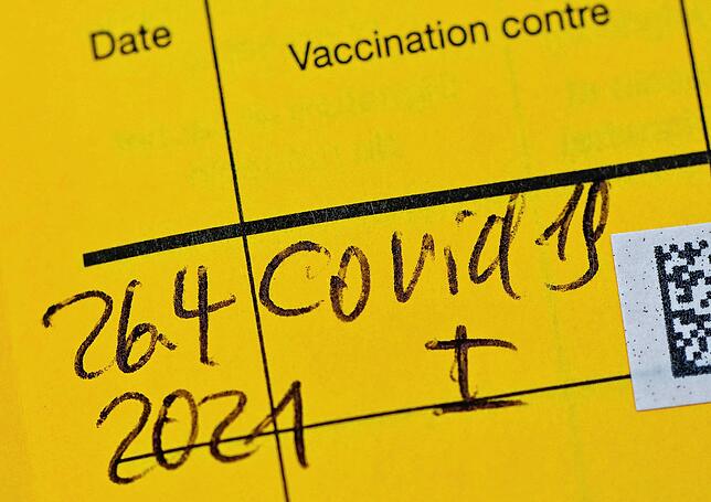 In einem Impfausweis am 26.04.2021 in Potsdam, Brandenburg, ist der Eintrag einer Erstimpfung gegen das Coronavirus zu lesen. (Archivbild)