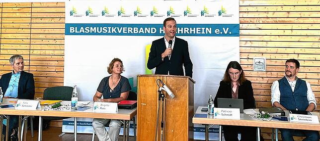 Bei der Hauptversammlung des Blasmusikverbands Hochrhein blickte das Präsidium auf kommende Projekte und Kooperationen (von links): Die ...