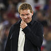 Julian Nagelsmann nach dem Spiel auf dem Platz: Jetzt muss der Bundestrainer Lösungen finden.