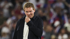 Julian Nagelsmann nach dem Spiel auf dem Platz: Jetzt muss der Bundestrainer Lösungen finden.