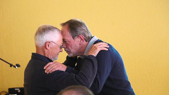 Reinhold Löttrich (rechts) führt mit Peter Römer aus Vöhrenbach die Begrüßung der Maori-Männer vor.