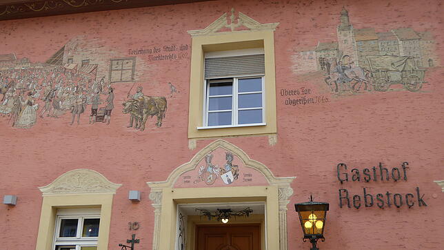 Wandmalereien mit Bezügen zur Altstadtgeschichte stammen vom verstorbenen Tiengener Maler Paul Przybylski.