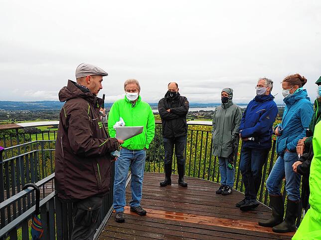 Auf der Blattform, der markanten Aussichtsplattform auf dem Galgenberg: Hier erläuterte Florian Sauter (links) von der Stadtverwaltung ...