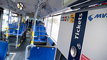 Ticketautomat in einem Bus: Von Juni bis August reicht ein Neun-Euro-Monatsticket pro Nase, um den öffentlichen Nahverkehr bundesweit zu ...