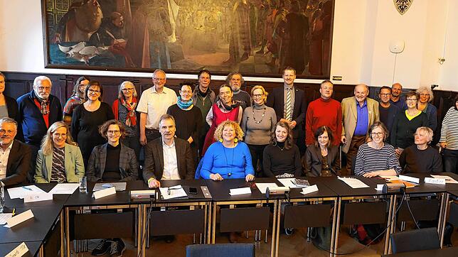 Große Runde: Mitglieder, Gemeinderäte und Unterstützer bei der Gründung des Inklusionsrates im Bürgersaal des Rathauses.