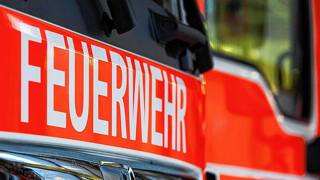 Die Feuerwehr ist mit Löscharbeiten beschäftigt (Symbolbild)