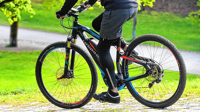Frische Luft, Bewegung und umweltfreundlicher als Auto fahren – viele lernen die Vorteile des E-Bikes zu schätzen und investieren ...