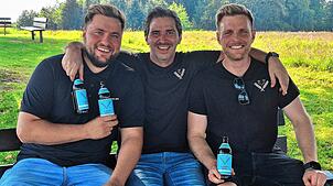 Simon Riehle (von links), Kai Brach und Niels Huber freuen sich auf das Braufest auf dem Purren – hier sitzen sie auf einer Bank auf dem ...
