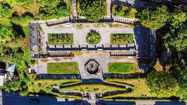 Der Terrassengarten unterhalb der ehemaligen Lungenklinik zeugt trotz des unübersehbaren Verfalls von der glanzvollen Vergangenheit der ...