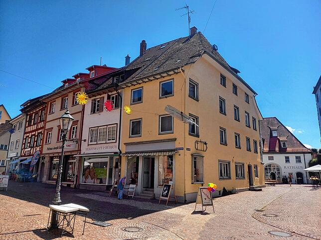 Das Dosch-Haus (rechts) gehört zu den markantesten Gebäuden in der Marktstraße. Der &bdquo;Adler&ldquo;-Investor möchte dort Wohnungen ...