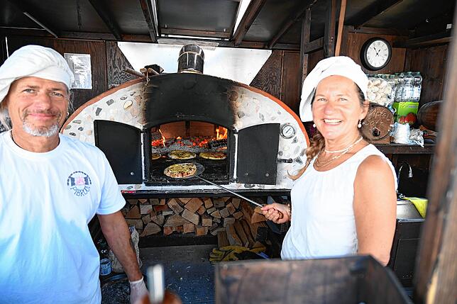 Mit köstlichen Dinkelfladen in verschiedenen Variationen direkt aus dem Pizzaofen versorgten Jürgen und Karoline Moller aus Ravensburg ...