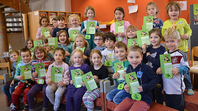 Die Vorschulkinder des Meersburger Sommertalkindergartens sind stolz auf ihren Bücherei-Führerschein.