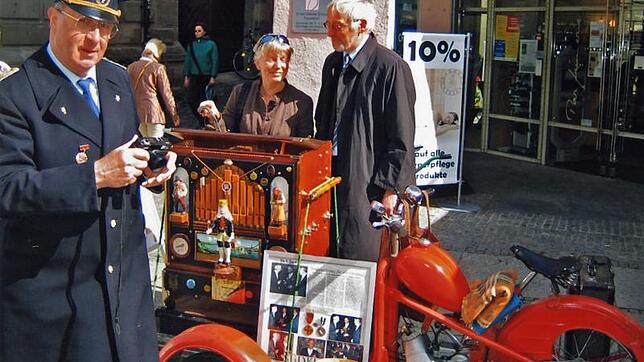 Der Drehogelmann: Über viele Jahre stand Wolfgang Schindele in der Münsterstraße und sammelte. Und half wo er konnte. Im Hintergrund der ...