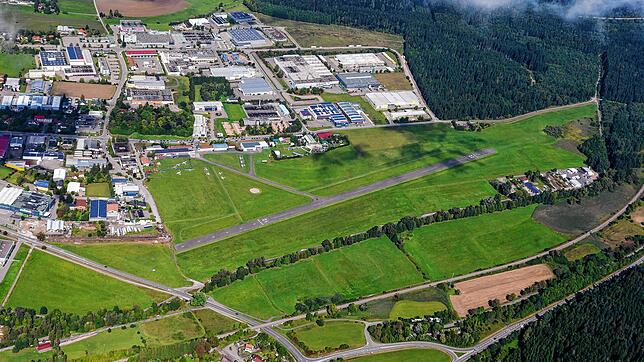 Kurz vor dem Flugplatz Schwenningen setzt der Motor eines Leichtflugzeugs aus. Der Pilot kann aber notlanden.