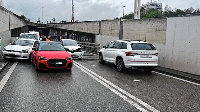 Viel Blech geht kaputt bei einem Unfall auf der A4 in Schaffhausen, in den vier Fahrzeuge verwickelt sind.