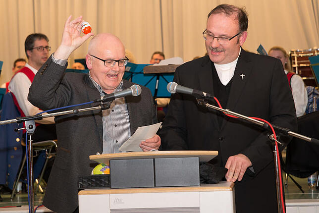 Launig erzählten die Pfarrer Martin Egervari (links) und Matthias Schneider was es mit der oder dem Henne und dem Ei auf sich hat. Bild: ...