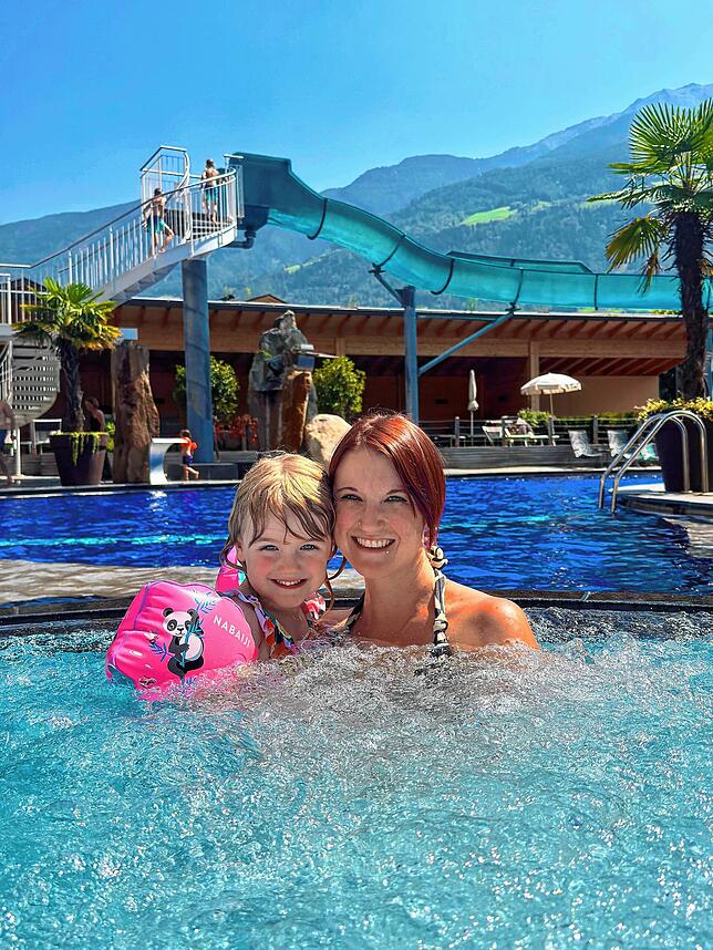 Romy und Stefanie Hauck genießen den Familienurlaub im Pool, umgeben von den Bergen, in Südtirol. Foto: Stefanie Hauck