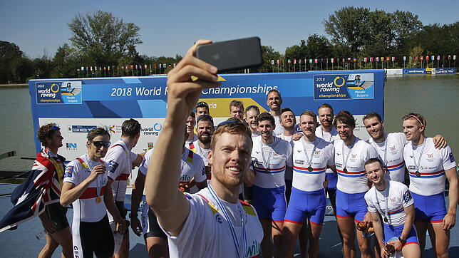 Ein Mitglied des deutschen Goldmedaillengewinnerteams (vorne) macht nach der Siegerehrung ein Foto von seinem Team, das neben den ...