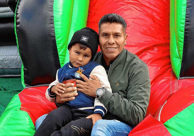 Spaß für die ganze Familie: Humberto Mistler mit seinem Sohn Elias vor der Traktor-Hüpfburg.