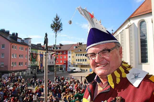 Oberbürgermeister Andreas Brand vor dem Adenauerplatz – und vor seiner Entmachtung.