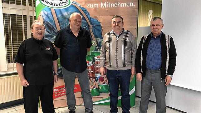Nur für das Foto standen die vier Mitarbeiter, die der Schwarzwaldhof in den Ruhestand verabschiedete, zusammen. Unser Bild zeigt von ...