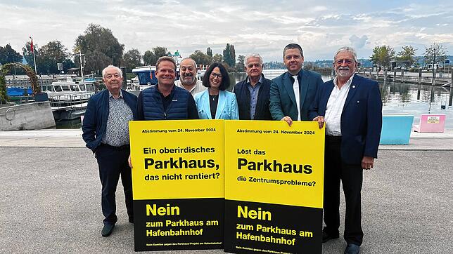 Das Nein-Komitee hat unter anderem mit Plakaten mobil gemacht. Von links: Hans Forster, Fabian Neuweiler, Fabrizio Ribezzi, Séverine ...