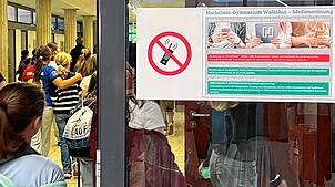 Schulen am Hochrhein greifen gegen die grassierende Handynutzung durch, beispielsweise, wie hier am Waldshuter Hochrhein-Gymnasium, ...