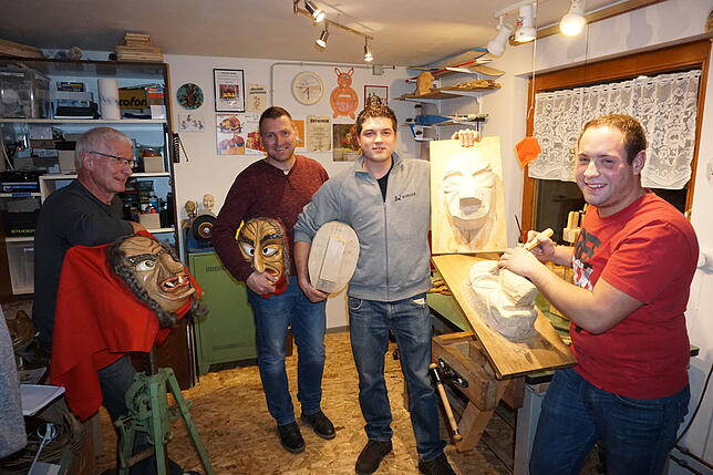 Jede Löffinger Hexe muss ihre Maske selber aus einem Lindenholz-Rohling schnitzen (von links): der Meister der Hexenmasken, Roland ...