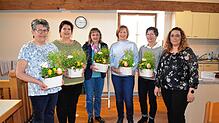 Die Vorsitzende der Frauengemeinschaft, Sabine Cireddu (rechts), bedankt sich bei den ausgeschiedenen Vorstandsmitgliedern für deren ...