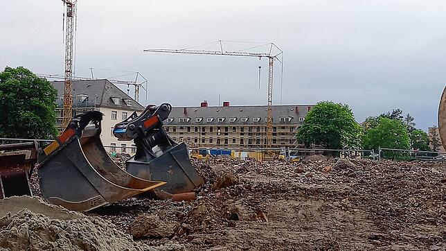 An den für einen Teil der städtischen Verwaltung vorgesehenen zwei Gebäuden wird saniert, ansonsten ruht die Baggerschaufel.