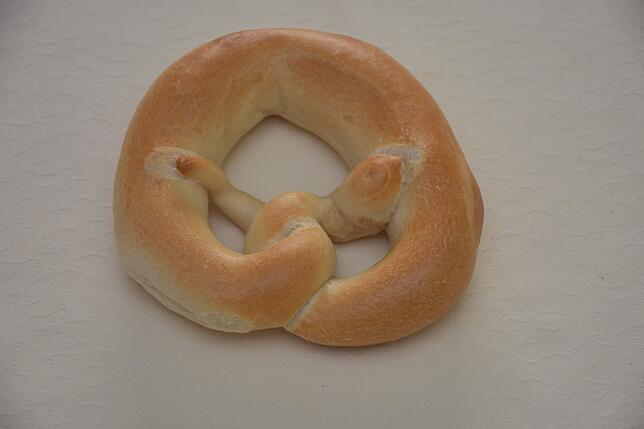 So sieht eine Fastenbrezel aus, die ohne Laugenhaut gebacken wird.
