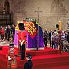Langsam gehen Trauernde in der Westminster Hall an dem aufgebahrten Sarg von Königin Elizabeth II. vorbei und nehmen Abschied.